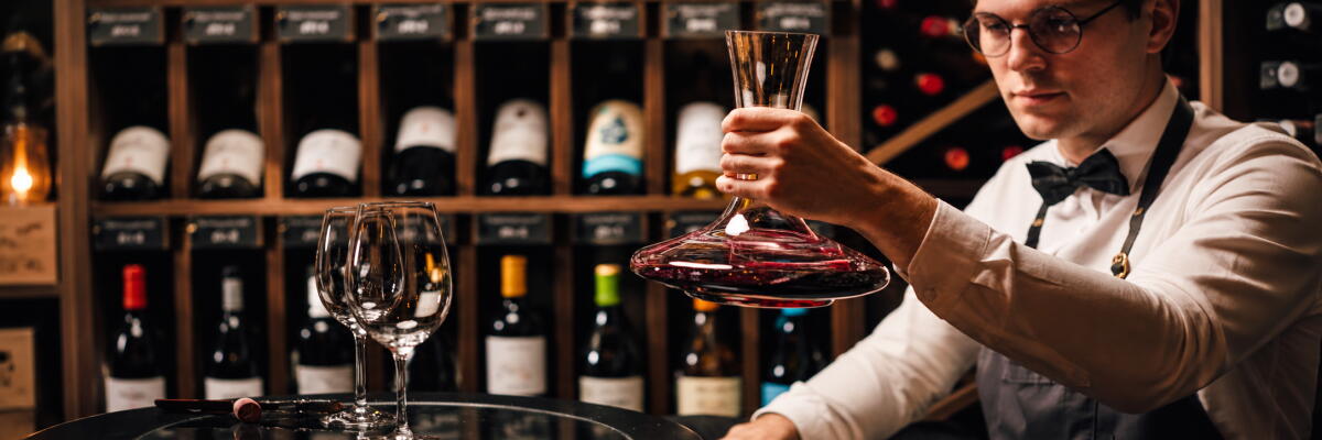 Das Geheimnis des Dekantierens: Wann und Warum Dein Wein Luft braucht